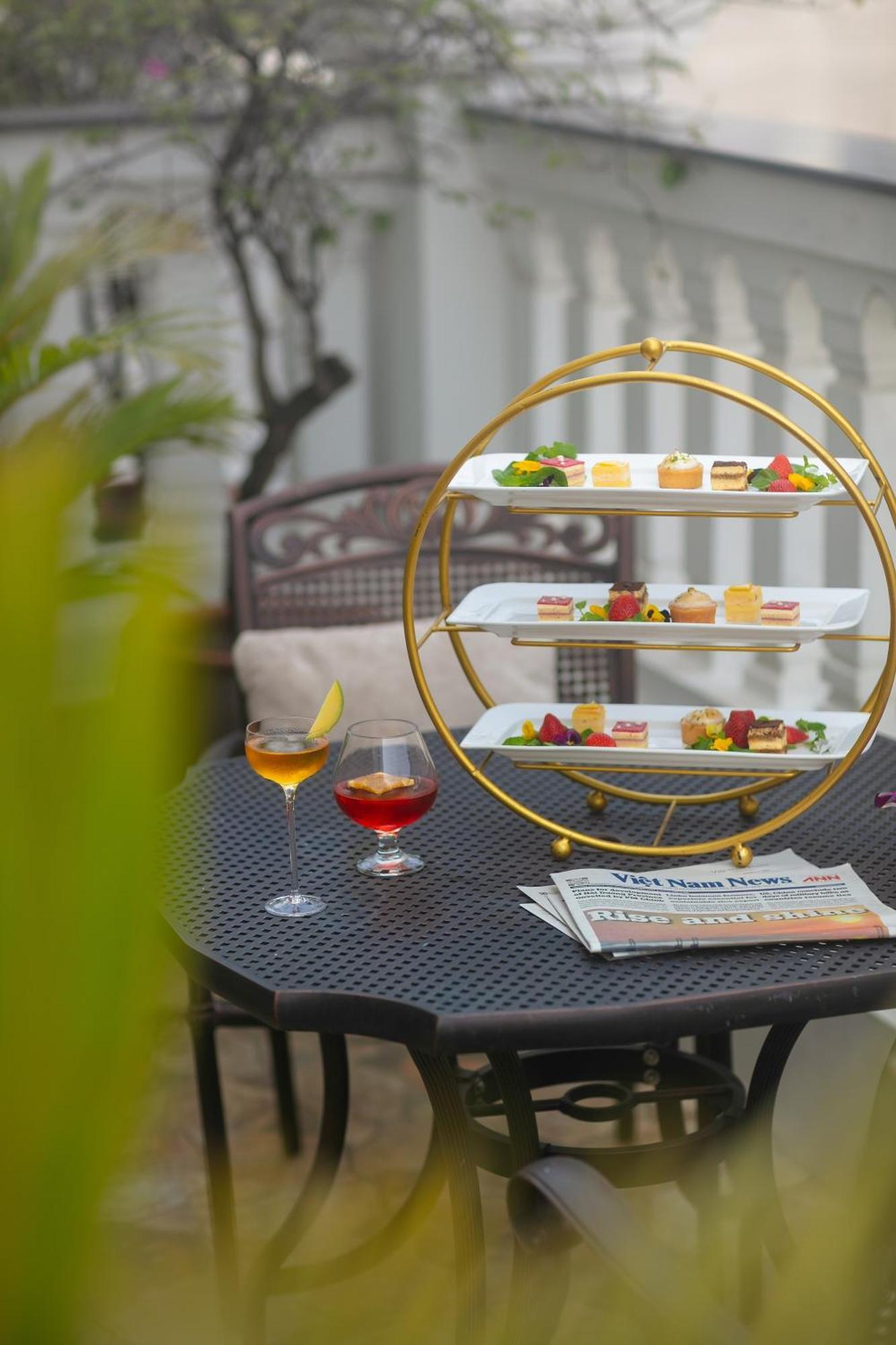 The Oriental Jade Hotel Hanoi Kültér fotó Afternoon tea at the hotel