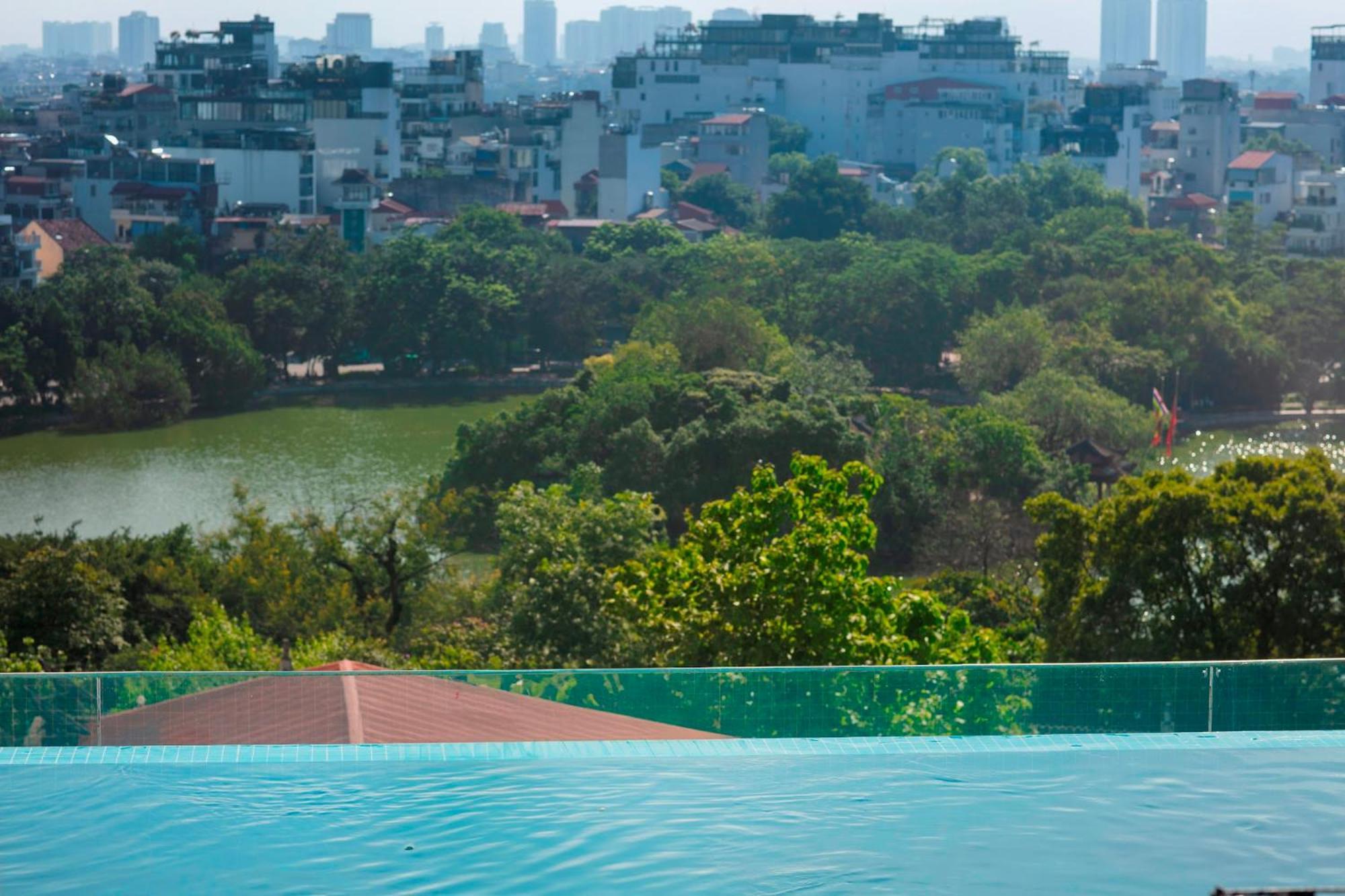 The Oriental Jade Hotel Hanoi Kültér fotó View of the lake from the hotel