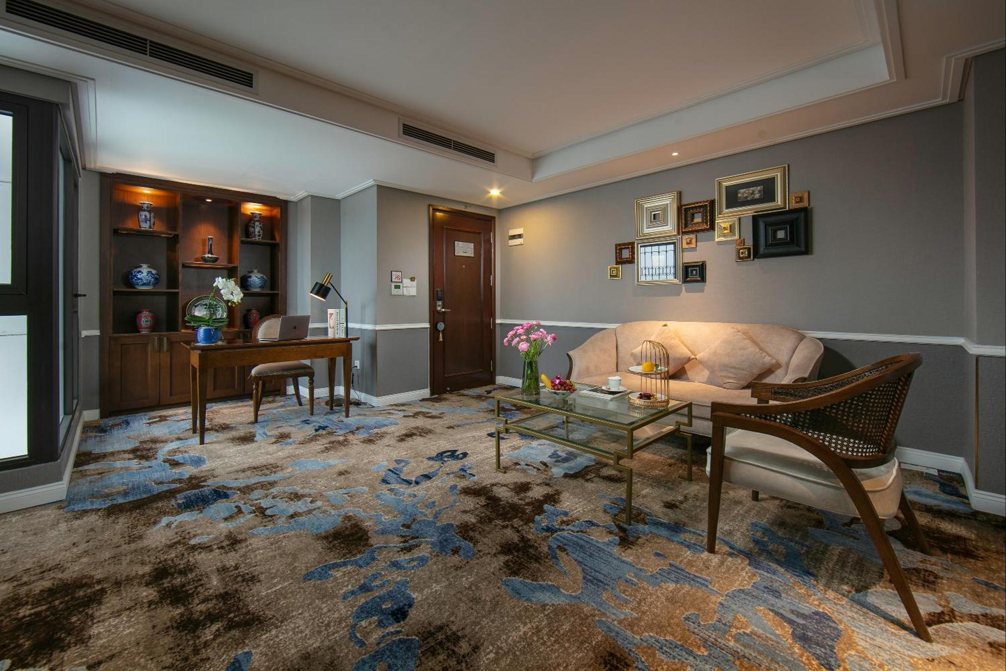 The Oriental Jade Hotel Hanoi Kültér fotó A living room in a suite at the Mandarin Oriental, Bangkok