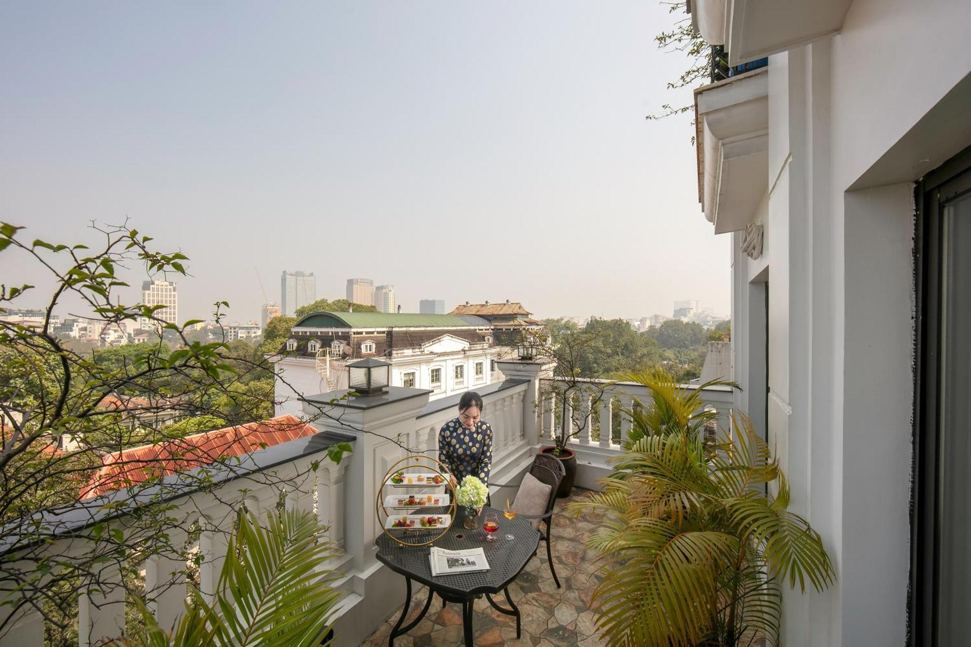 The Oriental Jade Hotel Hanoi Kültér fotó A balcony in a hotel