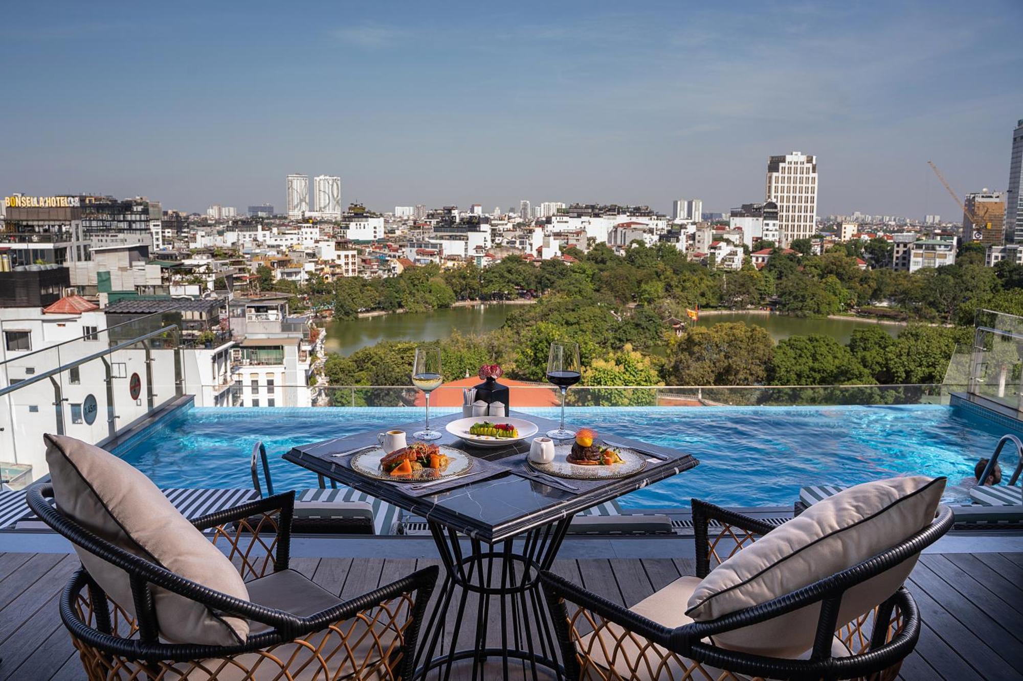 The Oriental Jade Hotel Hanoi Kültér fotó View from the rooftop pool
