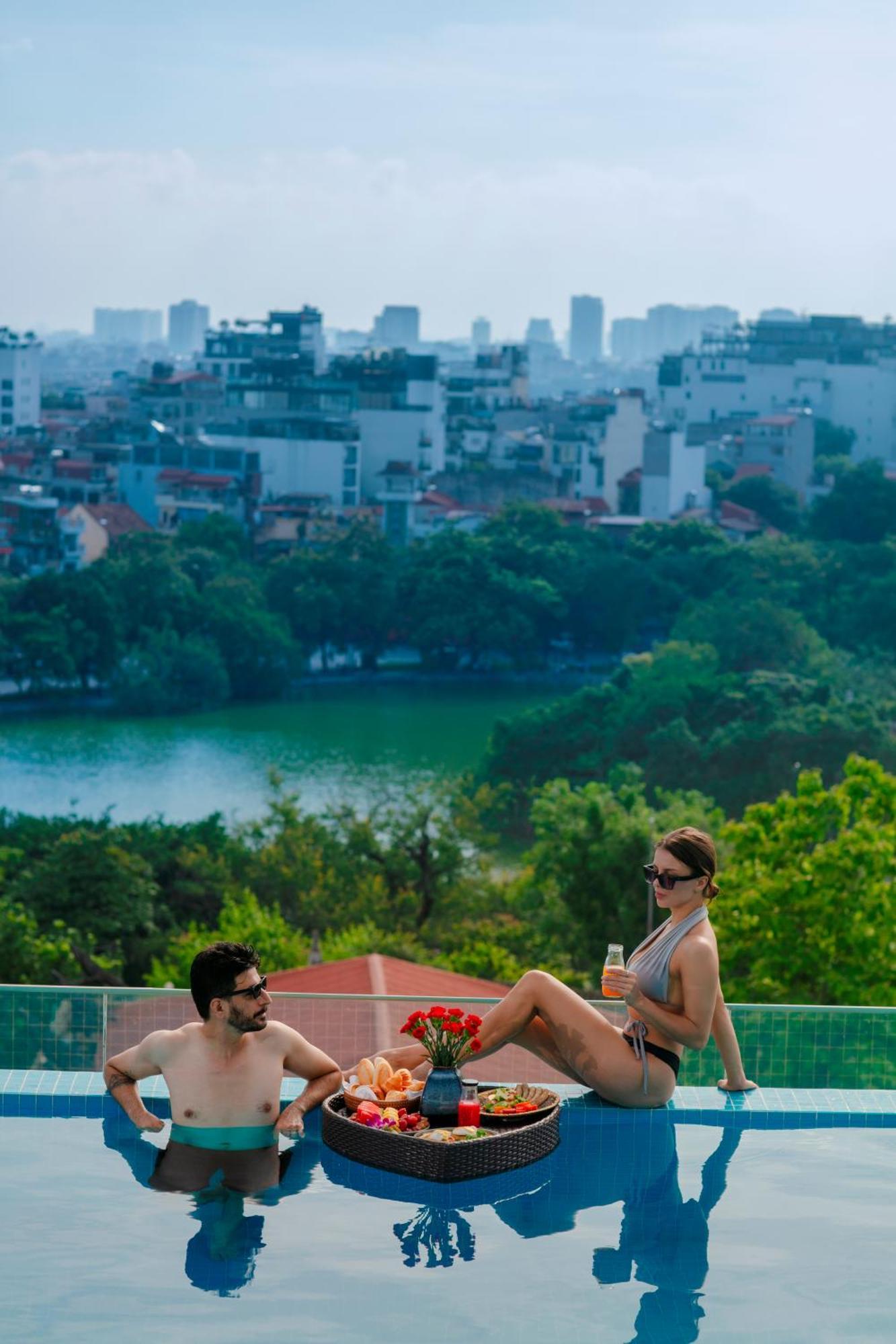 The Oriental Jade Hotel Hanoi Kültér fotó View of the lake from the hotel