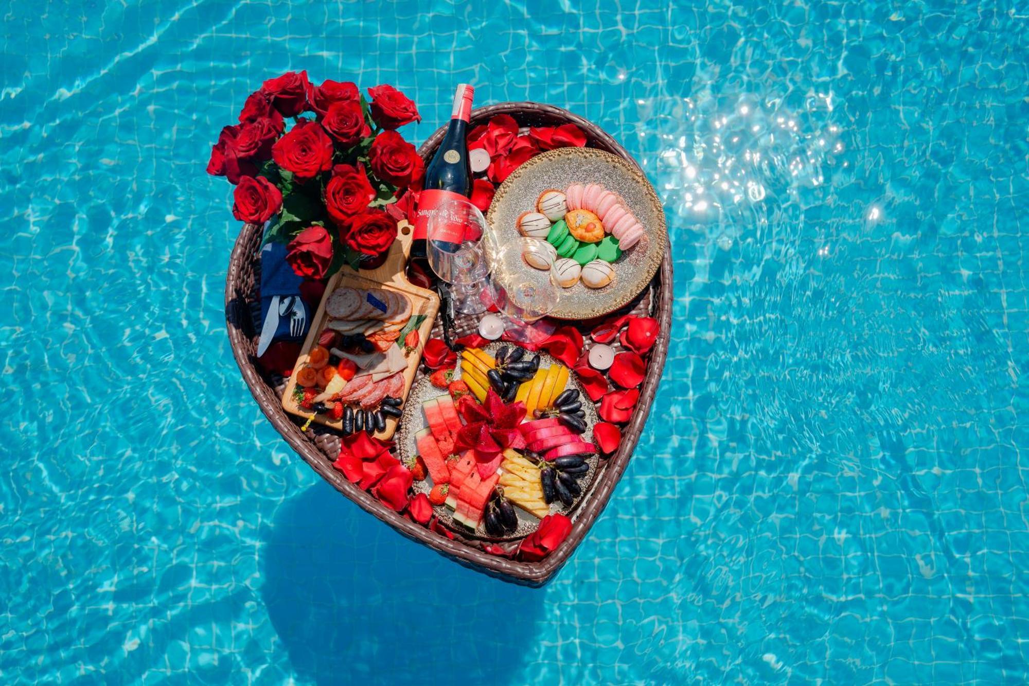 The Oriental Jade Hotel Hanoi Kültér fotó A floating breakfast at a resort in Bali, Indonesia