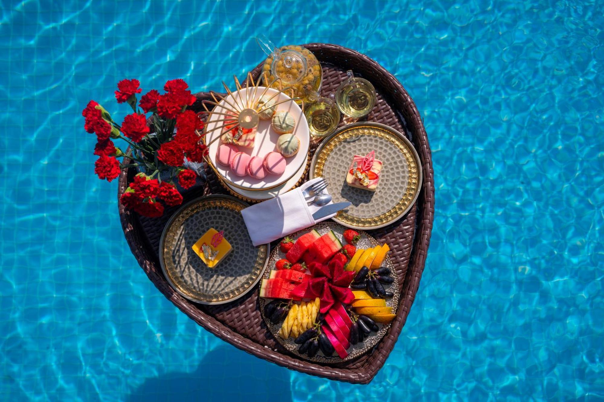 The Oriental Jade Hotel Hanoi Kültér fotó A floating breakfast tray at a resort in Bali, Indonesia
