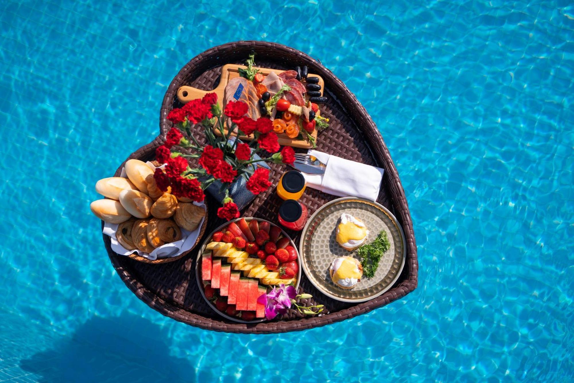 The Oriental Jade Hotel Hanoi Kültér fotó A floating breakfast at a resort in Bali, Indonesia