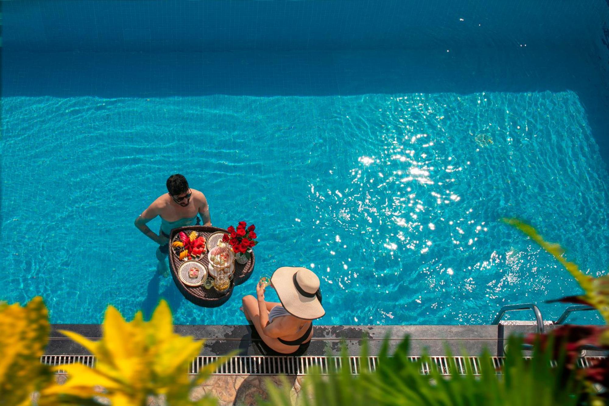 The Oriental Jade Hotel Hanoi Kültér fotó The swimming pool at the hotel